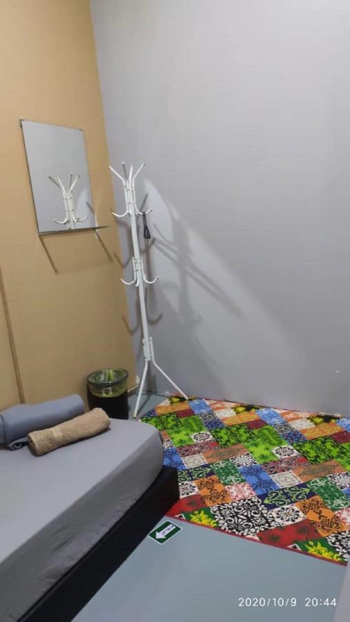 Ny Tropical Backpackers Hostel Desaru Buitenkant foto